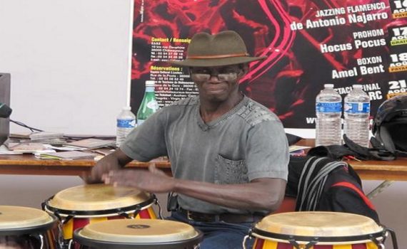 « Je suis un Sénéf », sourit Babacar, prof de percussions