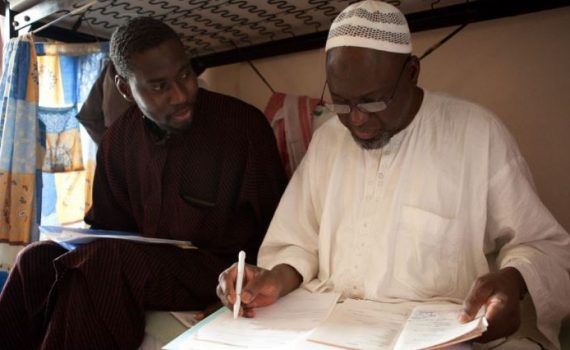 Dans un foyer parisien, l’inquiétude des « anciens » face aux « nouveaux »