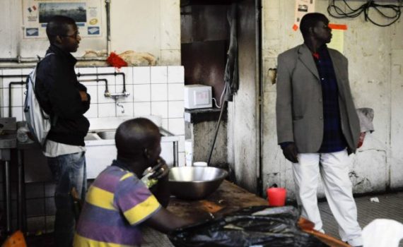 Au resto à 2 € du foyer immigré, même la police vient manger