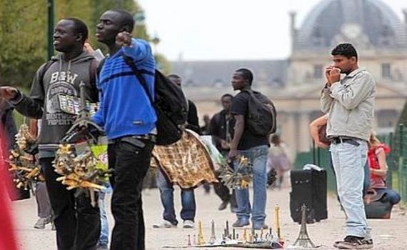 Paris: Quatre Gabonais soupçonnés d’entretenir un réseau de tours Eiffel miniatures