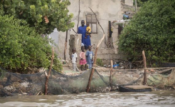 Près de Saint-Louis du Sénégal, la mer engloutit les villages