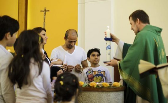 Migrants : ils se convertissent au christianisme après leur arrivée en Europe