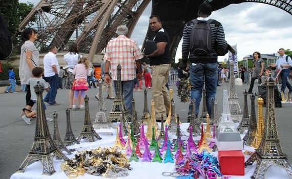 Près de 8 t de tours Eiffel miniatures saisies chez des vendeurs à la sauvette