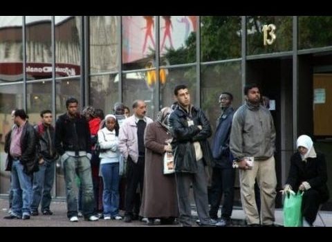 Vidéo : La vie en france des étrangers , obtenir à tout prix la carte de séjour