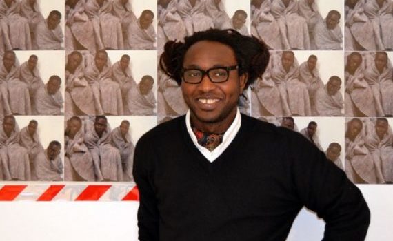 Un artiste sénégalais collecte les objets perdus en mer par les migrants