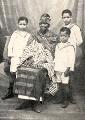 Gnagna Preira et les trois petit-fils de Blaise Diagne