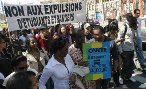 Étudiants étrangers : le titre de séjour pluriannuel (enfin) généralisé
