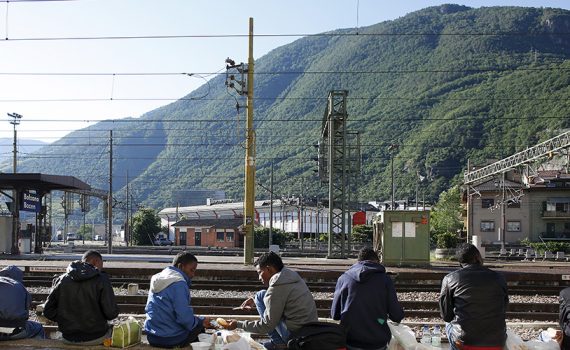 La longue marche des migrants qui franchissent les Alpes à pied