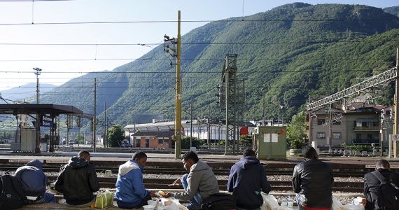 Des migrants à Bolzano, à la frontière entre l'Italie et l'Autriche dans les Alpes.