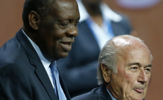 Fifa : Hayatou est tout aussi suspect que Blatter