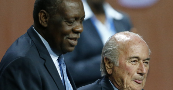 Fifa : Hayatou est tout aussi suspect que Blatter