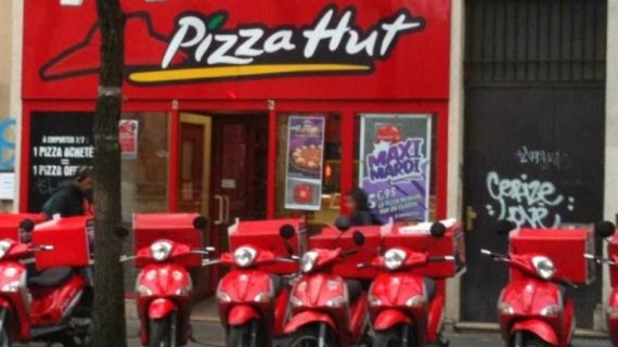 Une cheffe de Pizza Hut accusée de racisme