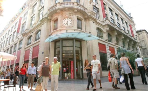 Bordeaux : les salariés des Galeries Lafayette se mobilisent pour sauver la fille d’une collègue sénégalaise