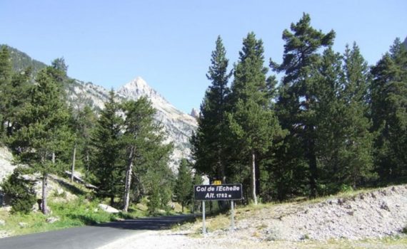 Des militants d’extrême droite française bloquent un col alpin, lieu de passage de migrants