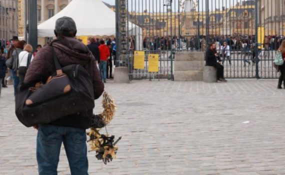 A Versailles, les vendeurs à la sauvette sénégalais en deuil après la mort de l’un des leurs