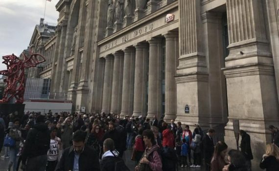 Des manifestants venus réclamer justice pour Massar, le jeune Sénégalais mort lors d’une interpellation Gare du Nord