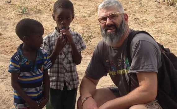 Il plaque tout pour partir faire de l’humanitaire au Sénégal