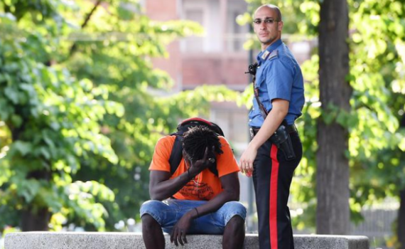 Italie: un Sénégalais tente d’égorger son compatriote un vendeur de panini dans un parc