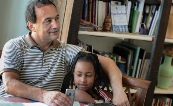 Le maire de Riace (Italie), Domenico Lucano arrêté, un modèle d’intégration en question