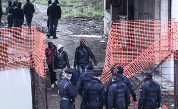 La police italienne évacue une ancienne usine occupée par des migrants dont des Sénégalais