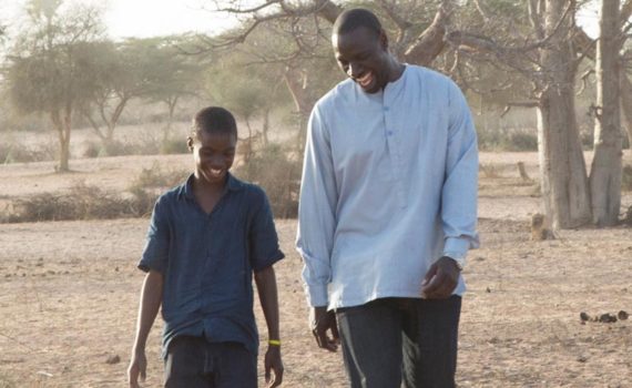 Omar Sy renoue avec ses racines sénégalaises grâce à un jeune garçon idéaliste