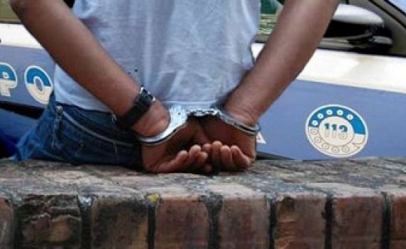 Le dealer sénégalais arrêté à Turin, cachait de la drogue dans son parapluie