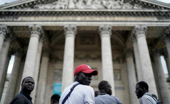 Plusieurs centaines de sans-papiers occupent brièvement le Panthéon