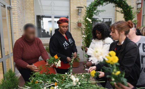 Femmes migrantes : Des fleurs pour panser les blessures de l’exil