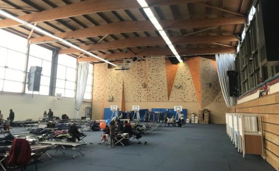 « Ici, c’est toujours mieux que la rue »… Au gymnase Jean Bouin, l’attente et les espoirs des migrants évacués du nord de Paris