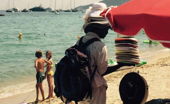 Pour ne pas avoir « à vendre de la drogue », Mamadou est vendeur ambulant à Pampelonne