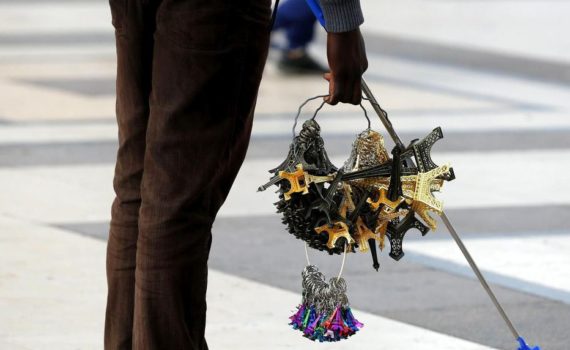 Paris : altercation entre policiers et vendeurs à la sauvette à coups de tours Eiffel miniatures