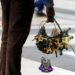 Paris : altercation entre policiers et vendeurs à la sauvette à coups de tours Eiffel miniatures