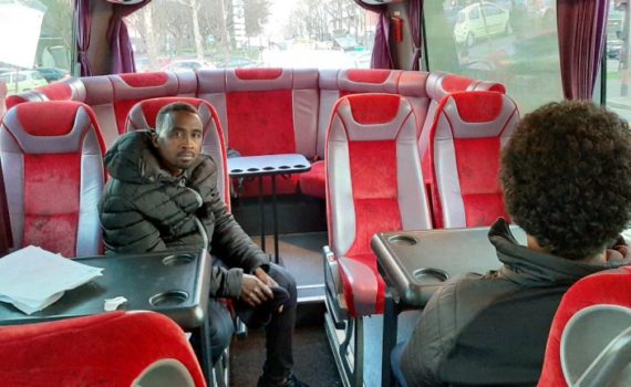 À Paris, à bord d’un bus, des avocats bénévoles à l’aide de migrants « démunis »