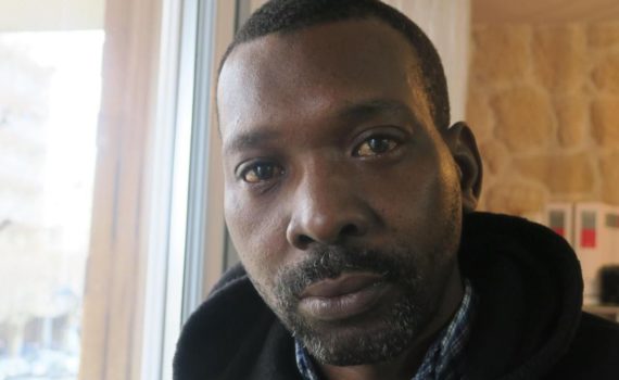 Adama Cissé, agent de propreté à Paris, licencié pour une photo le montrant en pleine sieste