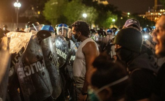 Nouvelle nuit de colère aux Etats-Unis, malgré l’inculpation du policier ayant tué George Floyd