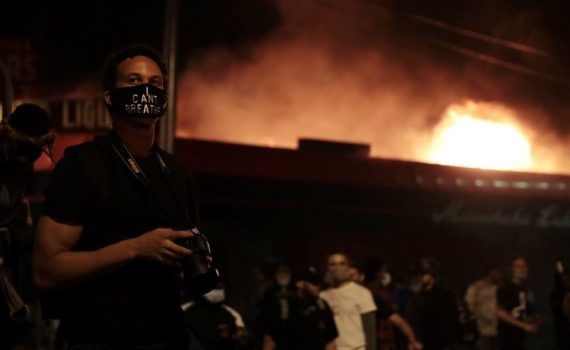 Un commissariat incendié à Minneapolis après la mort de George Floyd, aux mains de la police