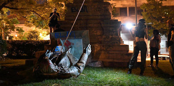 Des manifestants antiracistes abattent la statue du général confédéré Albert Pike, à Washington