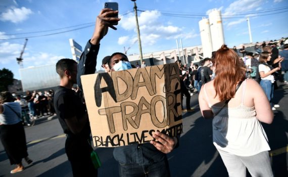 Des milliers de manifestants à Paris contre les violences policières à l’appel du comité de soutien à Adama Traoré