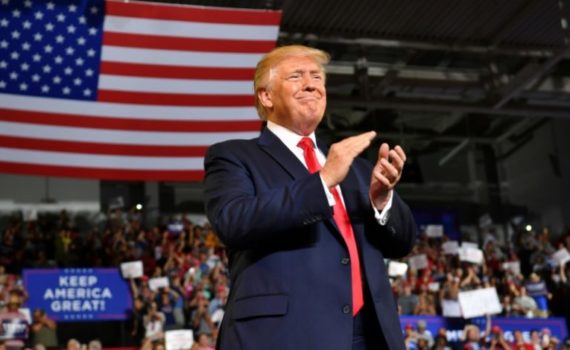 L’Amérique se débarrasse de ses statues, une statue de Christophe Colomb décapitée à Boston, une autre traînée dans un lac en Virginie