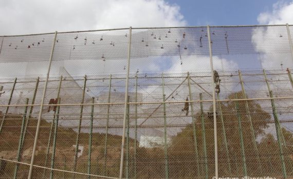 Un migrant africain meurt en tentant de franchir la frontière de Melilla