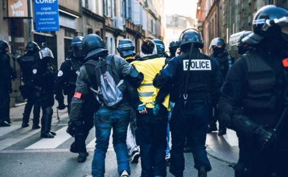 Amnesty International dénonce l’«acharnement judiciaire» de la France contre les manifestants