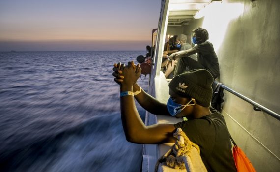 Transfert de plus de 350 migrants sur un navire-quarantaine en Sicile