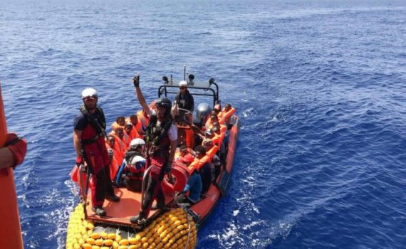 Près de 300 migrants secourus au large de la Mauritanie, deux corps découverts