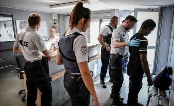 Devant le Sénat français, l’Union Européenne appelle à expulser davantage d’étrangers irréguliers