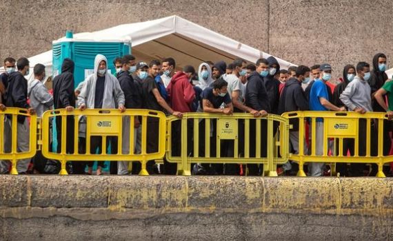 Plus de 200 migrants vont être évacués d’un port des Canaries