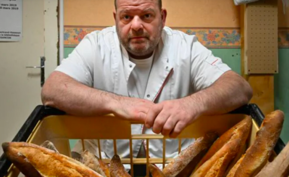 Le boulanger Stéphane Ravacley en grève de la faim, conduit aux urgences pour la régularisation de Laye Fodé Traoré Le boulanger Stéphane Ravacley en grève de la faim, conduit aux urgences pour la régularisation de Laye Fodé Traoré