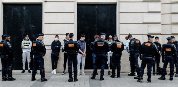 Six ONG internationales, dont Human Rights Watch et Amnesty International lancent une action contre la France pour les contrôles au faciès