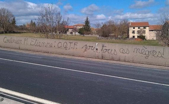 Pour « dégradation par inscriptions à caractère raciste » une enquête est ouverte par la gendarmerie de Puy-en-Velay, après la découverte d’une série de tags à Loudes