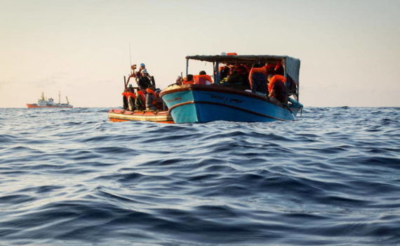 Deux bateaux de migrants africains secourus en Méditerranée selon Alarm Phone