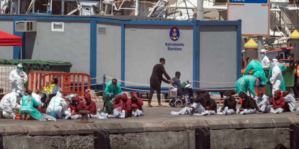 Un bébé voit le jour sur un bateau de migrants africains au large des Canaries